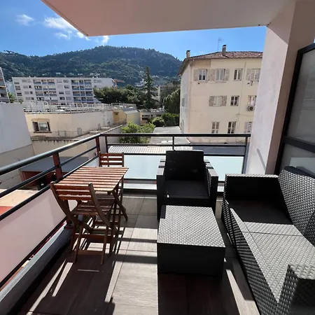 2p Quiet, Tram, Convenient