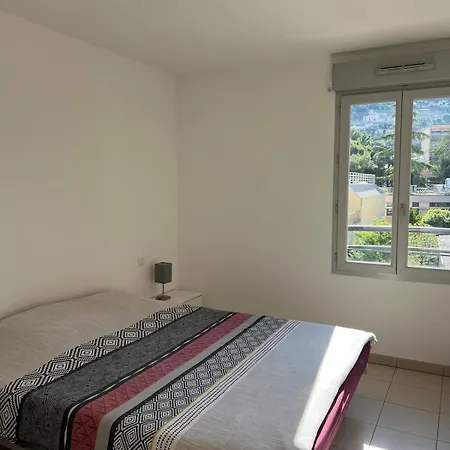 2p Quiet, Tram, Convenient